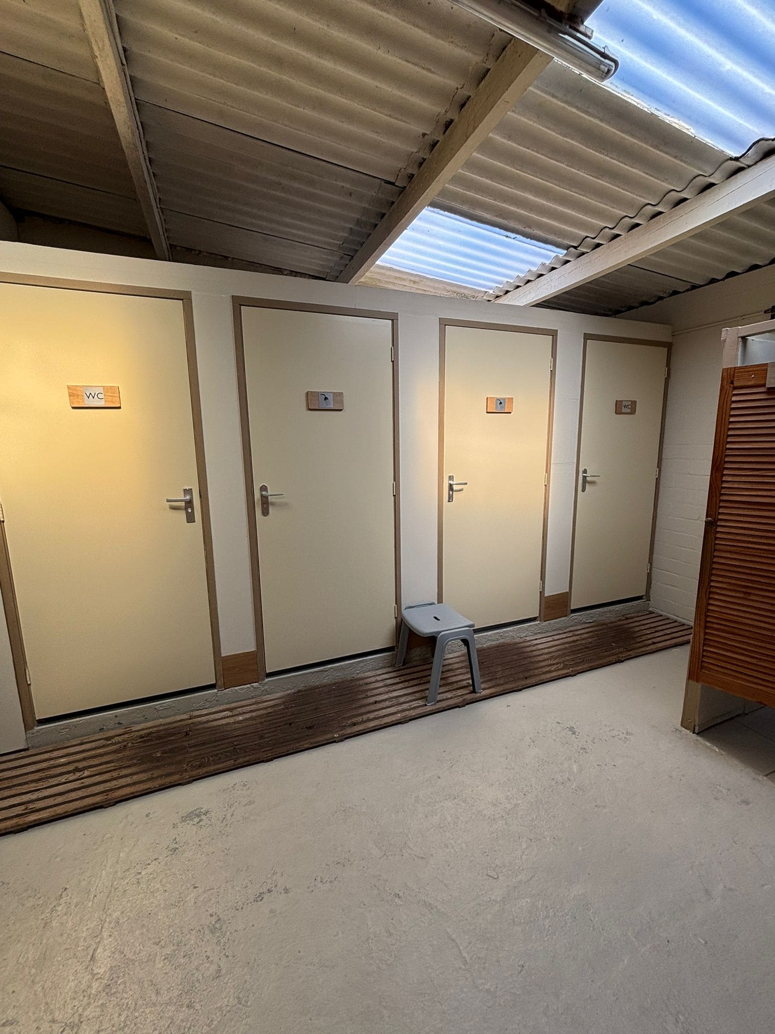 Toilet- en douchedeuren in het sanitairgebouw