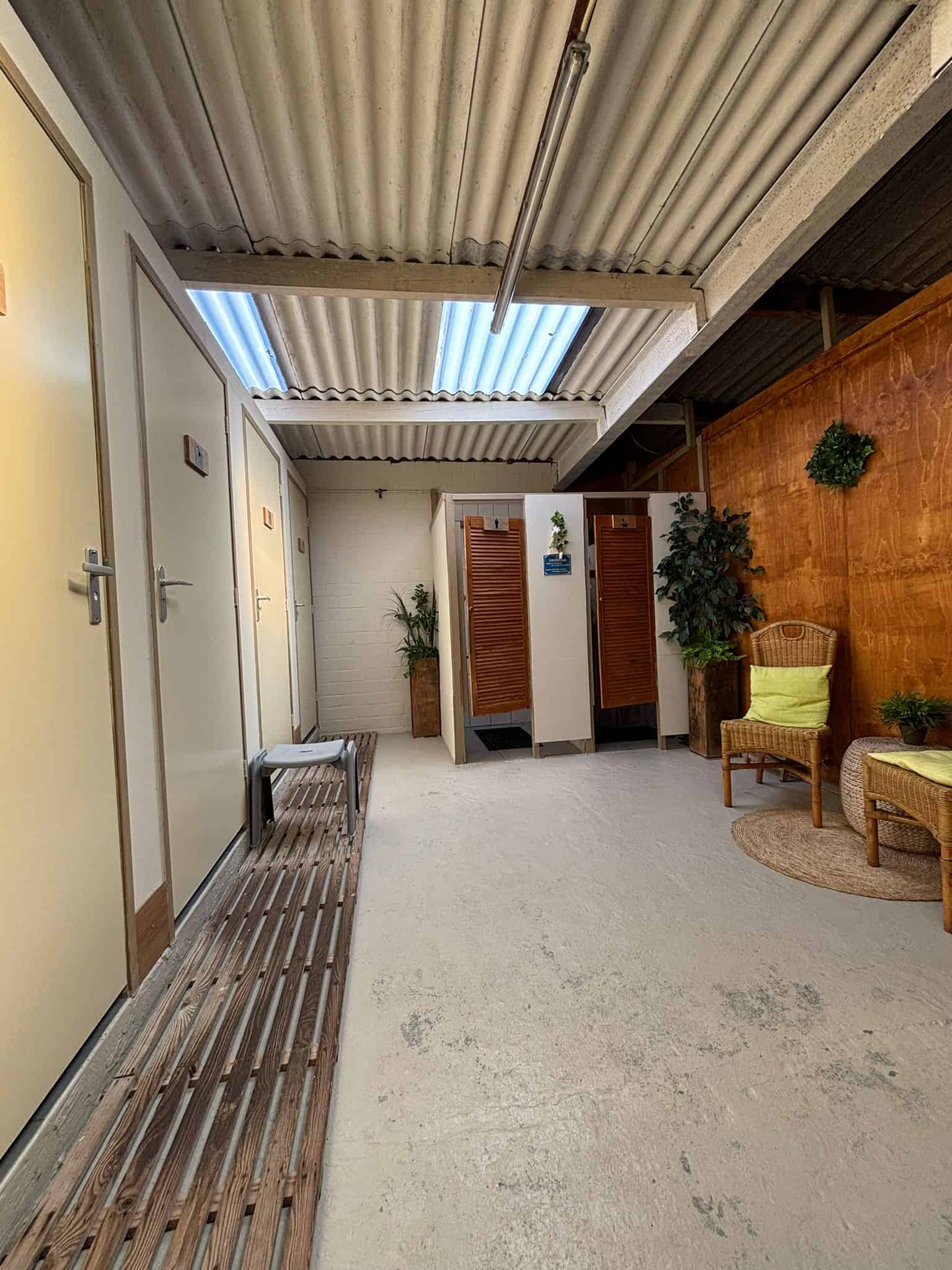 Het sanitairgebouw met douches, toiletten en een zithoek