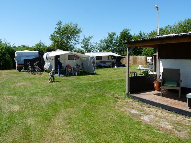 Caravans met voortent op het grasveld naast het overdekte terras