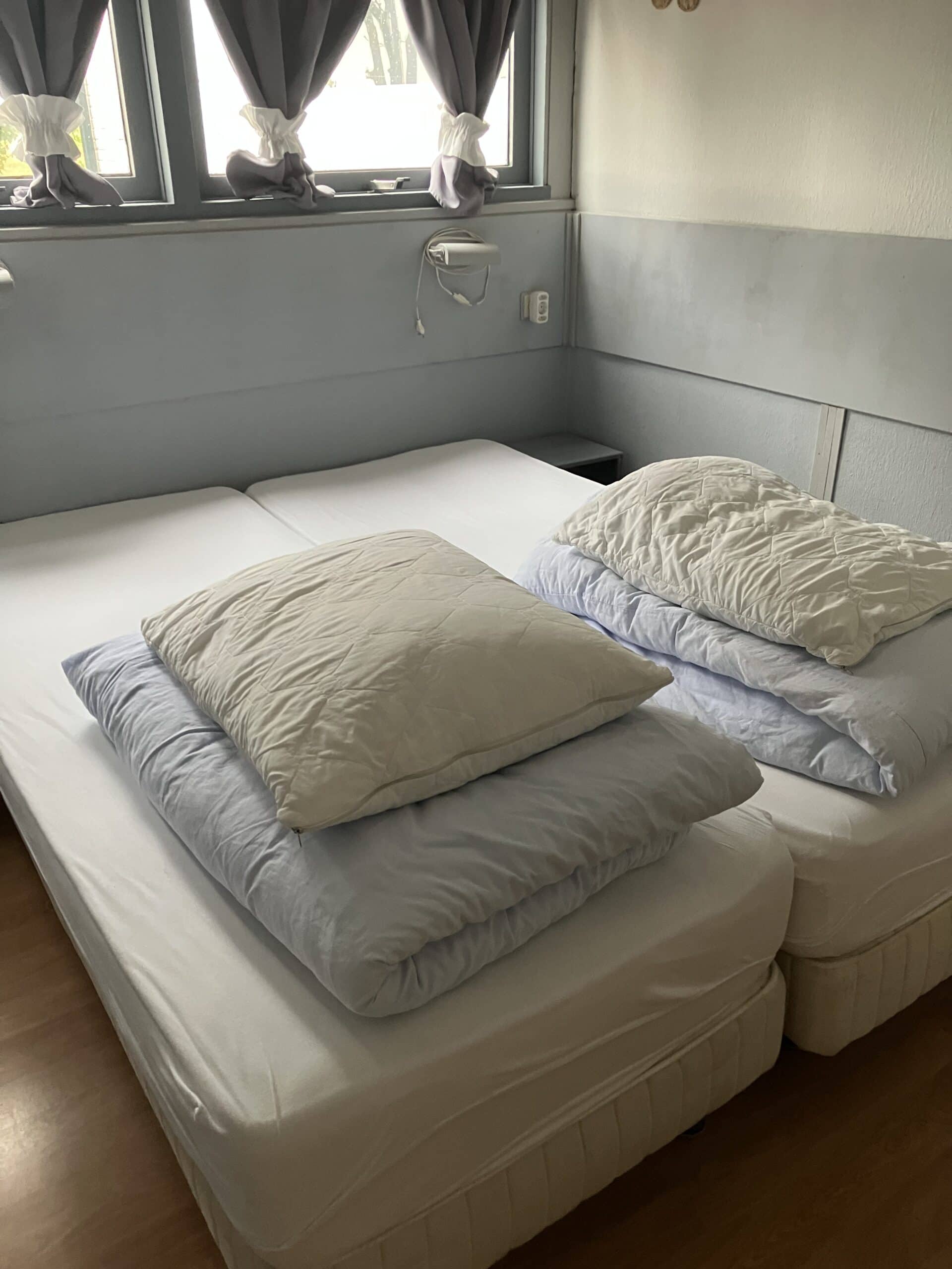 Slaapkamer met opgemaakt tweepersoonsbed in de vakantiewoning