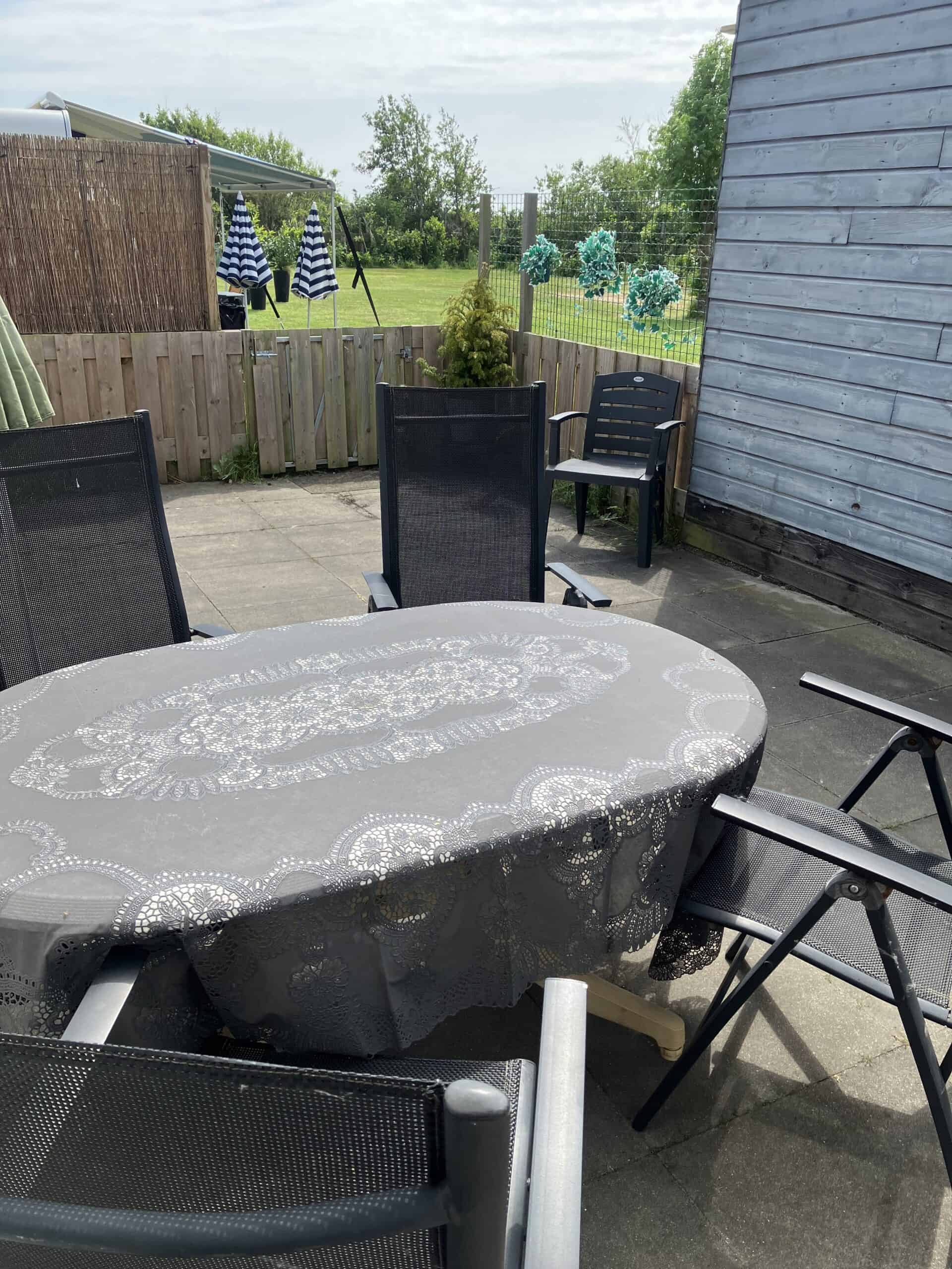 Tafel met stoelen op het privéterras